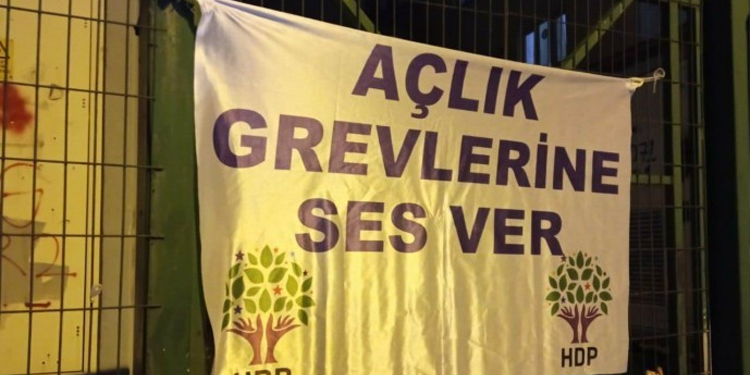 HDP’nin ilçe binalarına pankart baskını HDP’nin ilçe binalarına pankart baskını