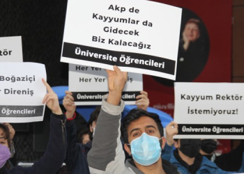 ‘Kayyım rektör’ İzmir’de protesto edildi