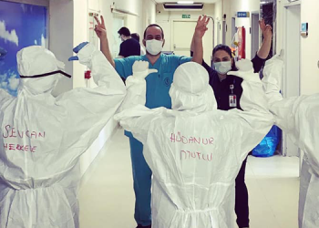 Trabzon’da Kovid-19 servisi çalışanlarından yeni yıl mesajı