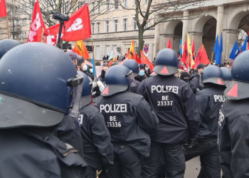 Polis, Lenin-Luxemburg-Liebknecht yürüyüşüne müdahale etti