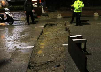 Adana’da aşırı yağıştan yol çöktü