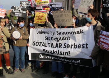 Serbest bırakılan öğrencilerden adliye önünde açıklama