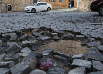 Artuklu Belediyesi’nin yapmadığı sokaklar tehlike saçıyor