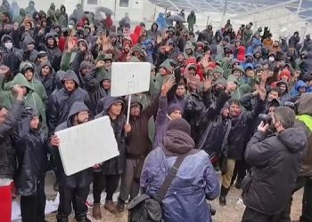 Göçmenler kamptaki kötü yaşam koşullarını protesto etti