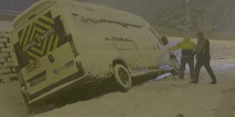 Bursa’da yoğun kar, hayatı olumsuz etkiledi