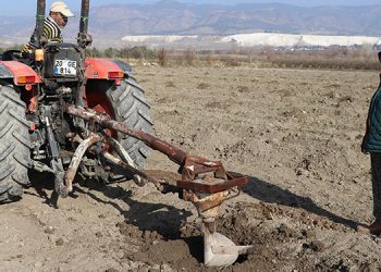 Kısıtlamadan muaf olan çiftçiler, tarlada çalıştı