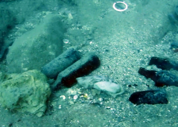 Deniz tabanı, ‘kısmet açmak’ için atılan asma kilit ve plastikle dolu