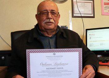 72 yaşında üçüncü üniversite diplomasını aldı