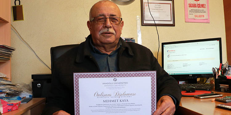 72 yaşında üçüncü üniversite diplomasını aldı 72 yaşında üçüncü üniversite diplomasını aldı