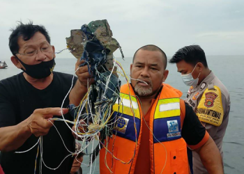 Endonezya uçağının düştüğü yerde insan kalıntıları bulundu