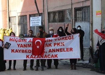 HDP önünde toplanıp esnafa küfrettiler
