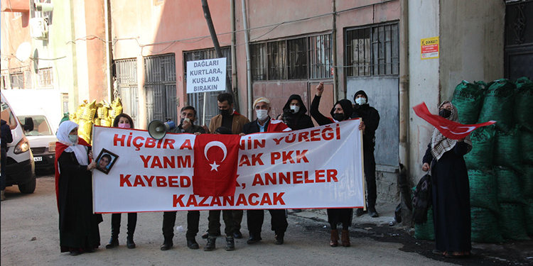 HDP önünde toplanıp esnafa küfrettiler HDP önünde toplanıp esnafa küfrettiler