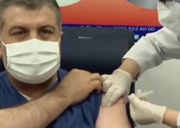 Aşı programını başlattıklarını açıklayan Koca aşı oldu