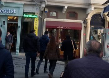 Gözaltı protestosunda gözaltına alındı