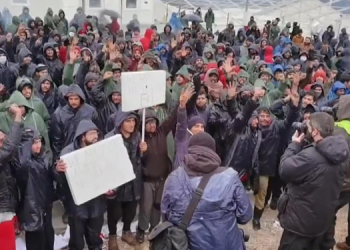Göçmenlerden kamp koşullarını protesto