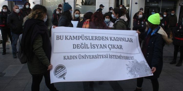 İzmir’de ‘kadın üniversiteleri’ protestosu İzmir’de ‘kadın üniversiteleri’ protestosu