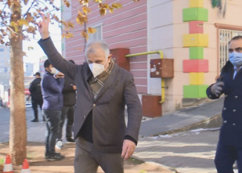 Katırcıoğlu: Zafer işareti annelerin acılarını kullanan iktidara karşı