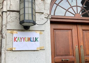 Rektörlük binasına ‘Kayyumluk’ tabelası asıldı