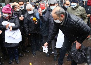 Yüzde 3’lük zamma karşı bordrolarını yaktılar