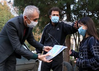 Mahalle mahalle dolaşıp kitap dağıtıyor