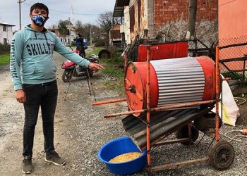 Hurda malzemelerden mısır taneleme makinesi yaptı