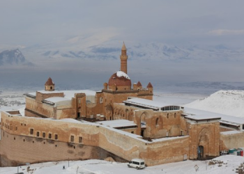 Tüm tahribata rağmen heybetini koruyor