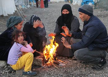 Elektrikleri kesilen mülteciler ısınmak için giysilerini yakıyor