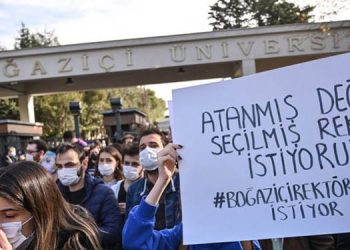 Üniversitelerin geldiği nokta: Cübbeye postal, kapıya kelepçe