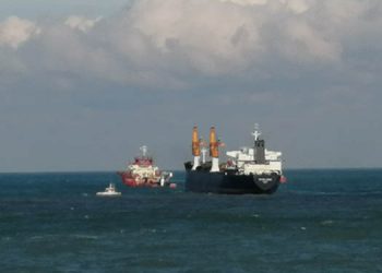 Riva’da sürüklenen gemi kurtarıldı