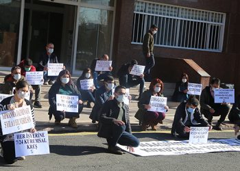 Sağlıkçılardan oturma eylemi