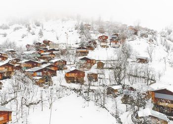 2 bin rakımlı köyün halkı, kış bastırmadan 6 aylık gıda stokluyor