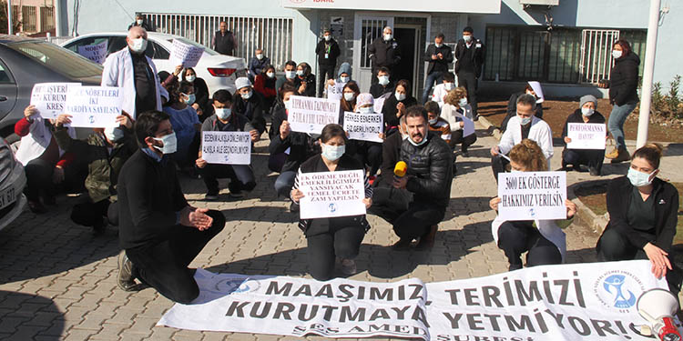 Sağlıkçılardan alkışlı protesto Sağlıkçılardan alkışlı protesto