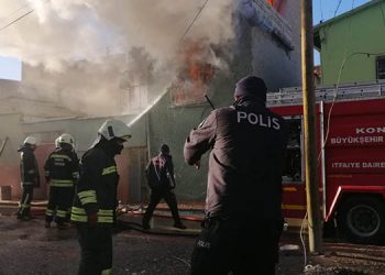 Yangında evde mahsur kalan çocuk kurtarıldı, anneyi kurtarma çalışmaları sürüyor