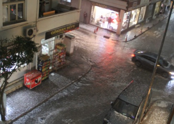 Mersin’de sağanak yağış hayatı felç etti