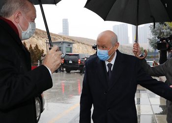 Bahçeli kapıda karşıladı