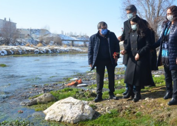 HDP’li heyet Zilan Deresi’ne karanfil bıraktı