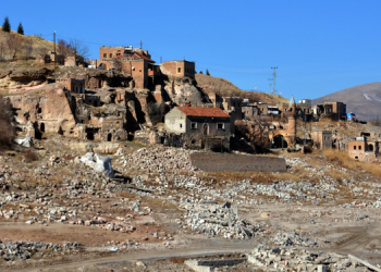 Kayseri’de baraj suyu çekilince mezarlık ve eski yapılar ortaya çıktı