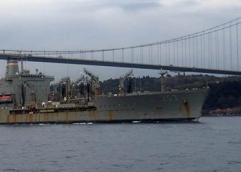 ABD savaş gemisi İstanbul Boğazı’ndan geçti