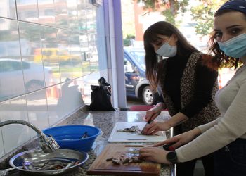 Artvinli kız kardeşler, baba mesleği balıkçı oldu