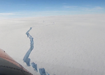 Antarktika’dan büyük bir buzul çatlayarak kopma noktasına geldi