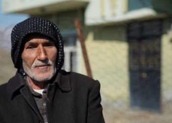 Karanlık dünyasını klamlar aydınlatıyor