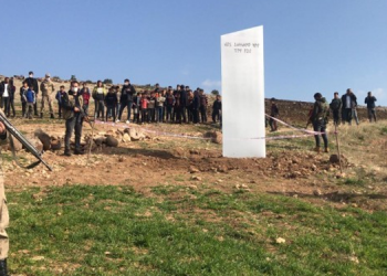 Göbeklitepe yakınına metal blok dikildi