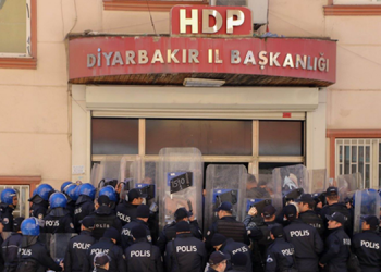 HDP önünde oturması için 5 bin TL teklif edildi