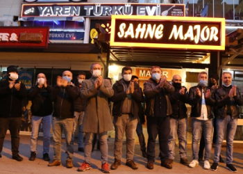 KABARE ışıklı, alkışlı eylemle ses çıkardı