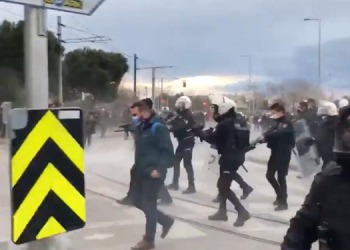 Kadıköy’de toplanan gençlere polis saldırısı