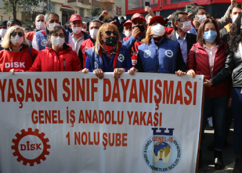 İşçiler grev kararını Belediye kapısına astı