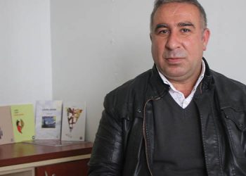 Gündüz çerçi, gece yazar