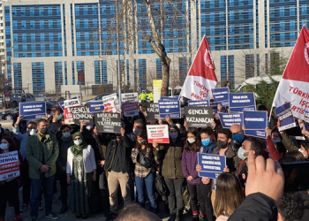 Öğrenciler gözaltındaki arkadaşları için Anadolu Adliyesi’nin önünde