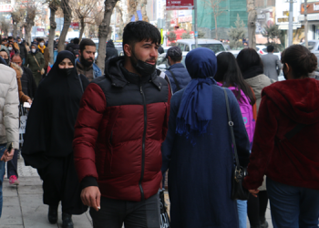 Gençler kapı kapı iş arıyor