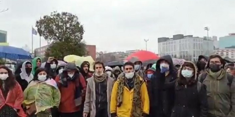 Adliye önünden seslenen öğrenciler: Gergerlioğlu’nun yanındayız Adliye önünden seslenen öğrenciler: Gergerlioğlu’nun yanındayız